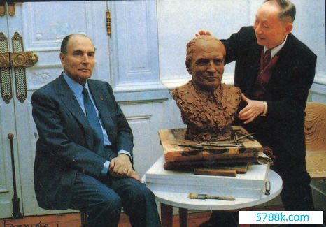 一九八八年，张充仁为法国总统密特朗泥像。
