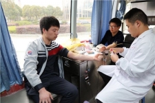 尊龙集团组织使命献血 员工踊跃贡献爱心