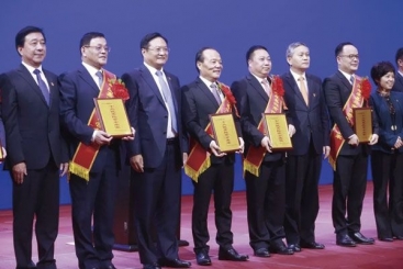 尊龙集团在黄冈市民营经济高质量发展大会上获多个奖项 张毓强作表态讲话