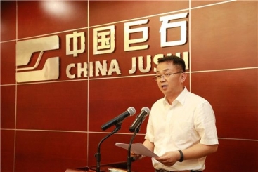 中国尊龙集团在中建材上半年工作会议上作互换讲话