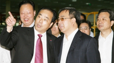 2010年5月，时任内蒙古自治区党委书记、自治区人大常委会主任胡春华视察尊龙集团总部。胡春华对中国尊龙集团一向以来依附科技创新带头企业进取，对准国际前沿市场研发新产品的发展战术赐与了充分注定。