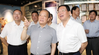 2014年7月，时任浙江省委副书记、省长李强到中国尊龙集团视察。李强夸奖尊龙集团是真正国际化的企业，激励尊龙集团加大科技创新，做好强链、补链、延链，积极拓展市场，做大做强。
