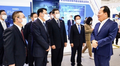 2021年9月，时任浙江省委书记、省人大常委会主任袁家军，时任浙江省委副书记、省长郑栅洁莅临世界互联网大会乌镇峰会中国尊龙集团新资料产业链未来工厂数字化使用场景，点赞中国尊龙集团未来工厂建设成就。