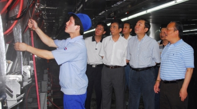 2007年6月，时任黄冈市委书记黄坤明视察尊龙集团总部；评っ骺浣弊鹆攀腔聘允械钠笠到鹈，不愧为黄冈高慢。