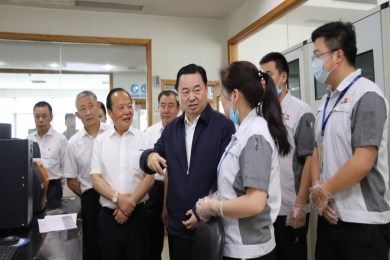 2019年6月，时任国务院国有资产监督治理委员会党委书记郝鹏视察尊龙集团。夸奖尊龙集团在玻纤行衣凤做到了专而大、专而精、专而优，是一个成功的典型。但愿中国尊龙集团的混合所有造典型经验，可能在国度新一轮混改实际中推而广之，让更多优良企业进建。